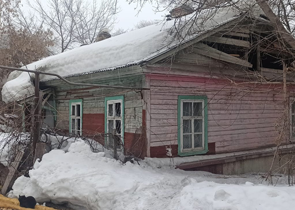 В Вольске более четырех часов тушили аварийный дом