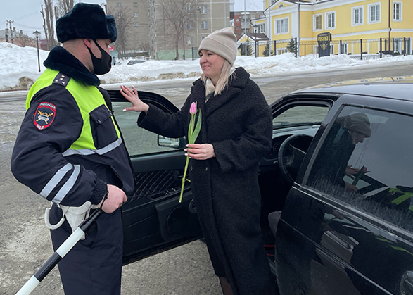 В Вольске инспекторы ДПС вручили цветы автоледи