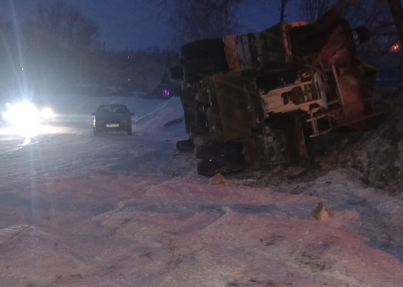 В Вольске грузовик посыпал дорогу и перевернулся