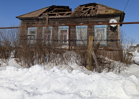 Вольский пожарный тушил снегом дом фермера