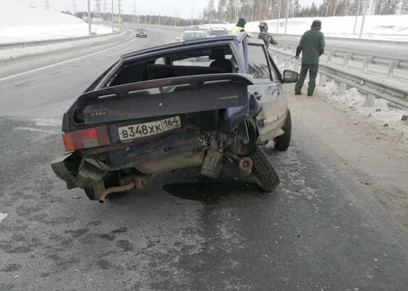 Под мостом на трассе столкнулись три автомобиля