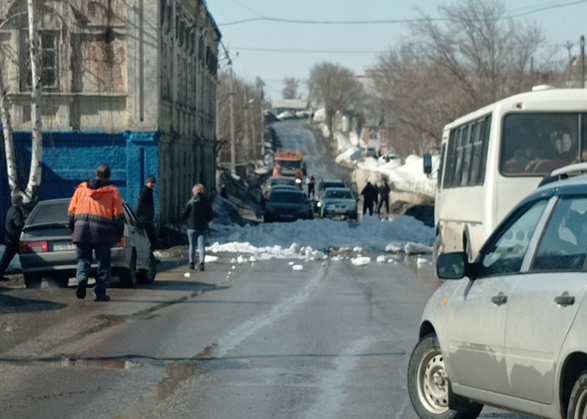 Транзитную улицу перегородил упавший с крыши снег