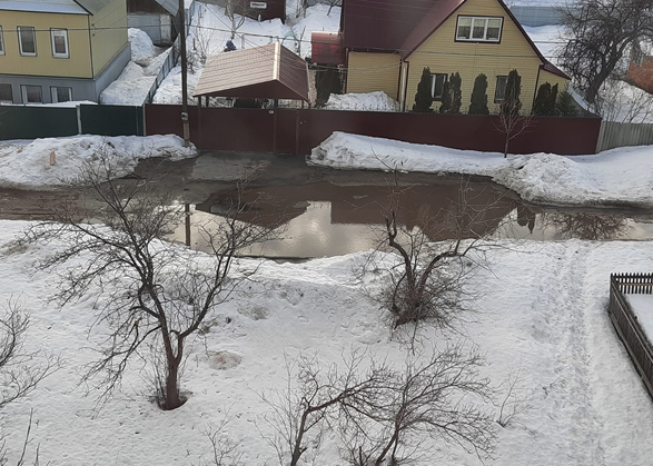 Жители Вольска жалуются на лужи на дорогах и тротуарах