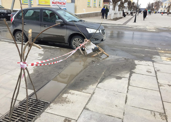 На пешеходной улице провалилась плитка и забилась ливневка