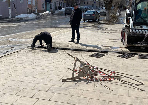 На Революционной чистят забитую ливневку