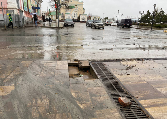 Талые воды затапливают пешеходную улицу Вольска