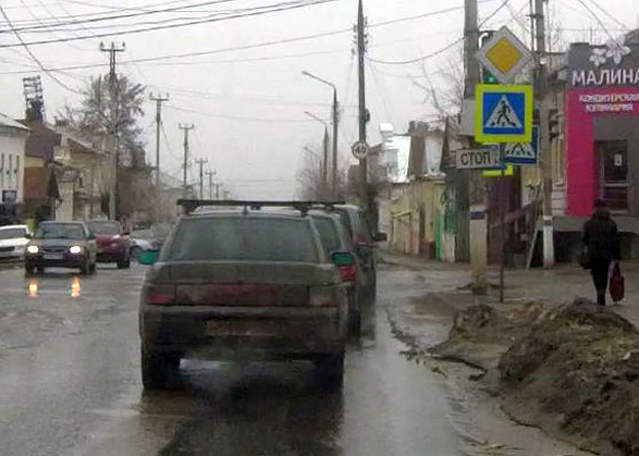 В Вольске светофор загородили дорожными знаками