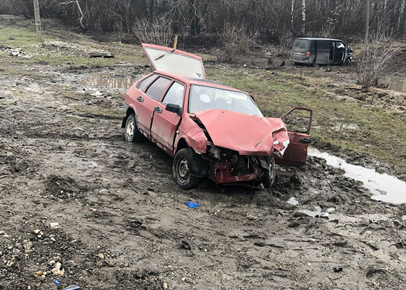 На трассе под Вольском минивэн Volkswagen снес «девятку»