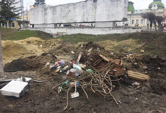 В Вольске загадили площадку за Вечным огнем