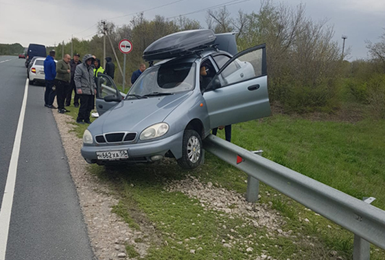 Под Вольском водитель уснул за рулем и залетел на отбойник