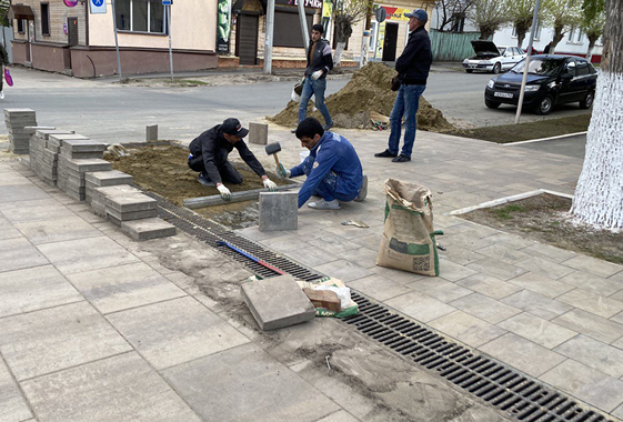 Подрядчик отказался устранять дефекты на пешеходной улице Вольска