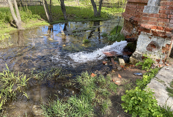 В Вольске из башни круглосуточно льется питьевая вода