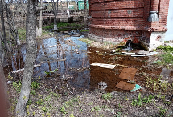 На Привольске из башни годами течет вода