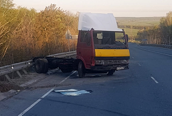 Водитель грузовика врезался в отбойник и вылетел через стекло
