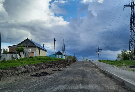 В Вольске ремонтируют дорогу на кладбище