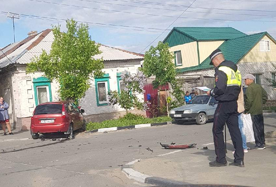 В Вольске фургон протаранил машину автоледи