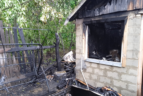 Под Вольском от окурка погорел дачный домик