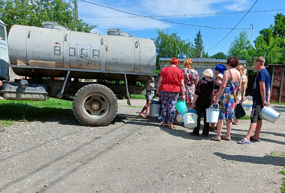 Жители Вольска неделю моются в тазах