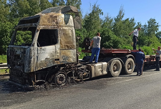 На трассе под Вольском у грузовика сгорела кабина