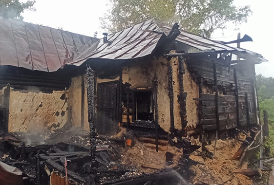 Под Вольском из-за обогревателя сгорел дом