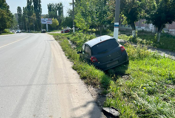 В Вольске иномарка застряла в ливневке