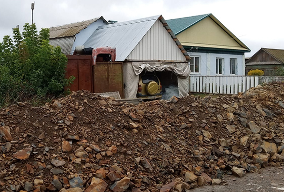 Жители Вольска утопают в грязи после нового водовода