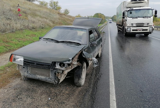 «Девятка» на трассе под Вольском протаранила «Весту»