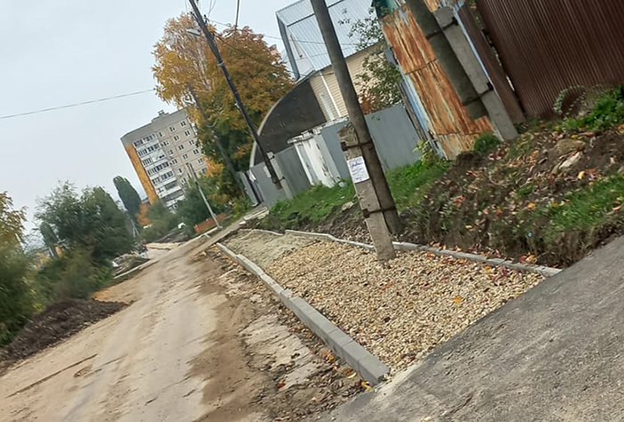 В Вольске продолжают оставлять столбы на тротуарах