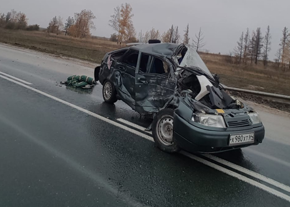 Под Вольском большегруз смял «Ладу»