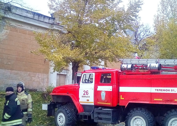 В Вольске сгорел бывший клуб имени Талалихина