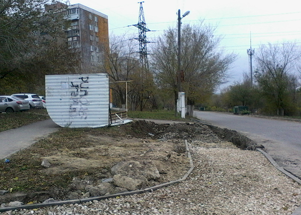 В Вольске при ремонте остановку опрокинули и бросили
