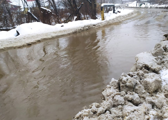 В Вольске автомобили и люди утопали в лужах