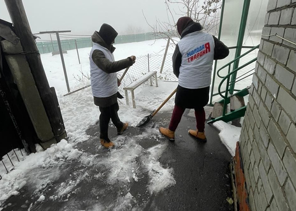 В Вольске студенты помогли пенсионерам почистить снег