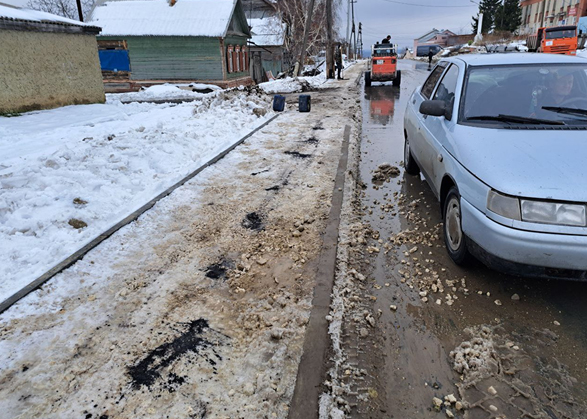 В Вольске тротуары продолжают закатывать в снег