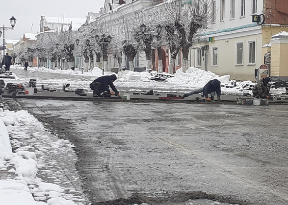 На пешеходной улице Вольска в снег укладывали брусчатку