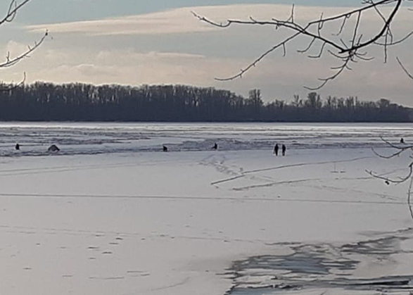 Вольские рыбаки нарушают запрет о выходе на лед