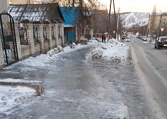 Жители Вольска ходят по дорогам из-за гололеда на тротуарах