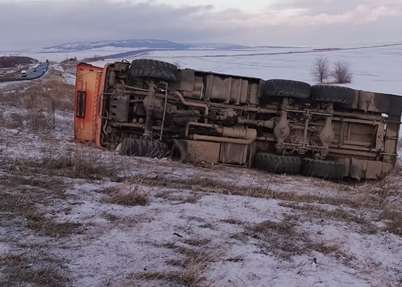 На трассе в Вольском районе столкнулись три грузовика