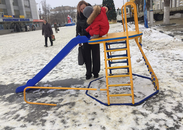 Жители Вольска пожаловались на опасные детские горки