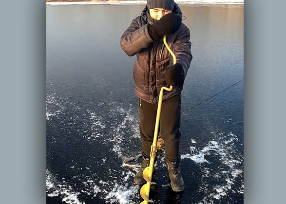 Вольчанин в запрет вывез ребенка на лед и сфотографировал