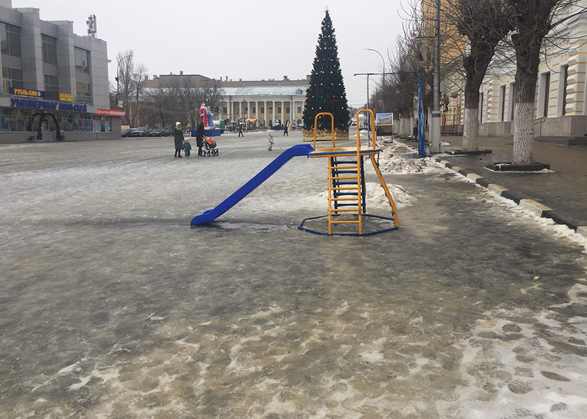 В Вольске убрали одну из двух опасных детских горок