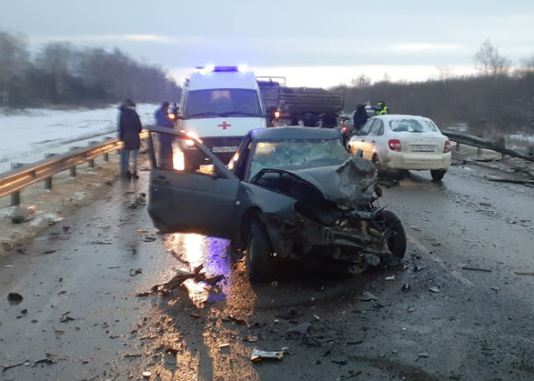 В массовом ДТП под Вольском погиб водитель