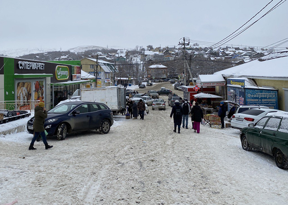 Припаркованные машины мешают уборке снега в Вольске