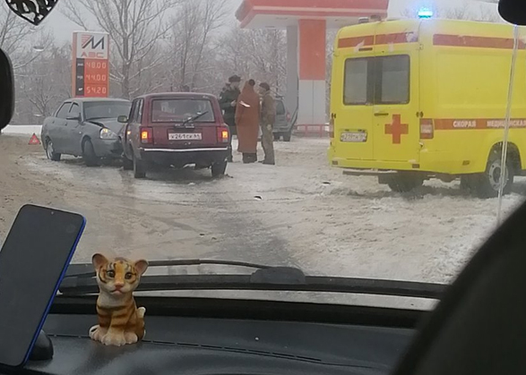 В Вольске около АЗС столкнулись легковые автомобили