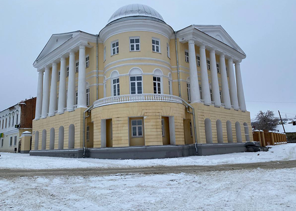 В Вольске фасад музея снова осыпается