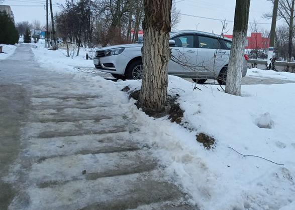 В Вольске удивляются, почему в оттепель не чистят тротуары