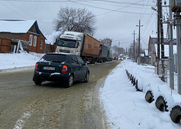 В Вольске десятки грузовиков перекрыли половину улицы