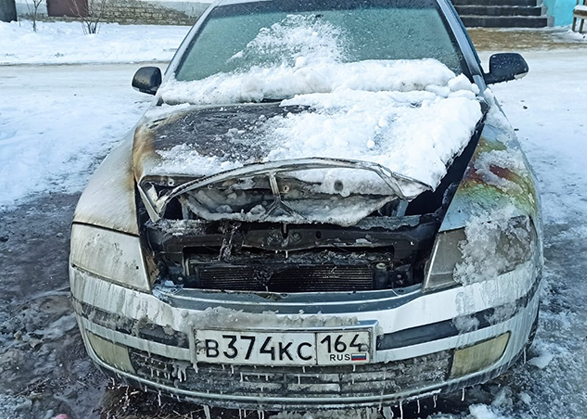 В Вольске горевшую «Шкоду» тушили снегом