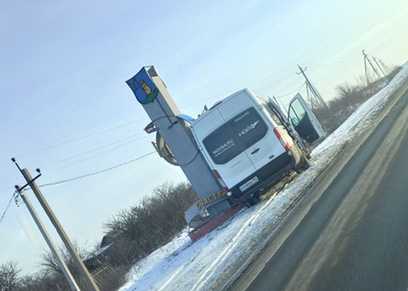 Водителю пассажирского микроавтобуса стало плохо за рулем