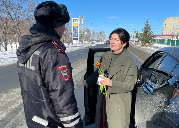 Вольским автоледи дарили цветы и сладости